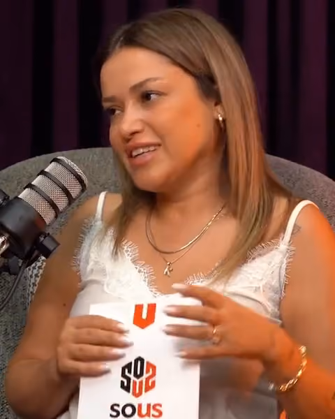 SoUs Insight sunucusu, elinde SoUs kartıyla söyleşi sırasında.